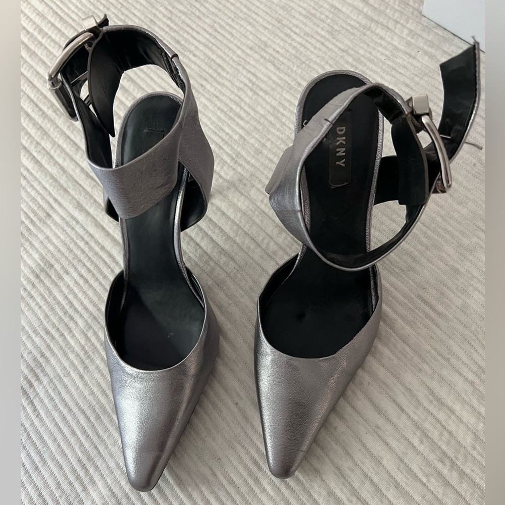 Silver Heels - Picture 3 of 3